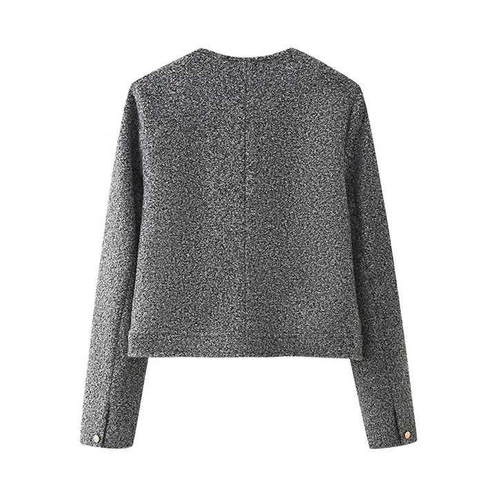Dam kort-skärning bouclé jacka med clean crew neck, patch framfickor, och subtle metal knappar