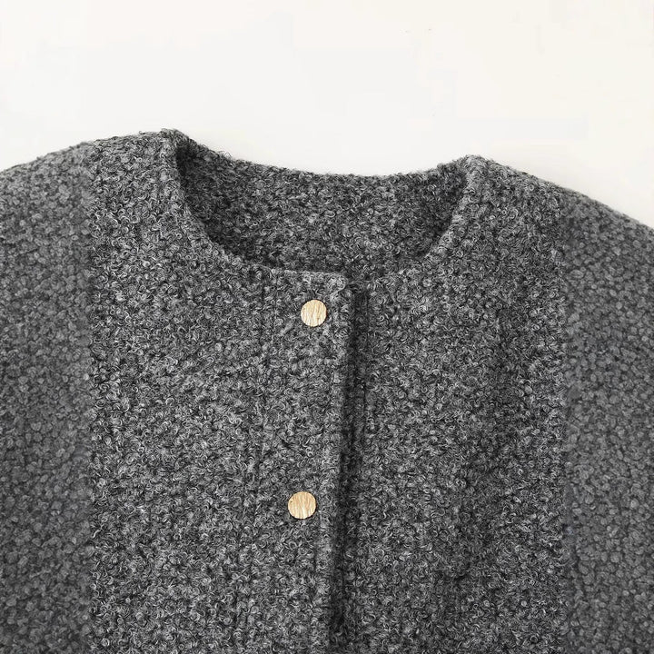 Dam kort-skärning bouclé jacka med clean crew neck, patch framfickor, och subtle metal knappar