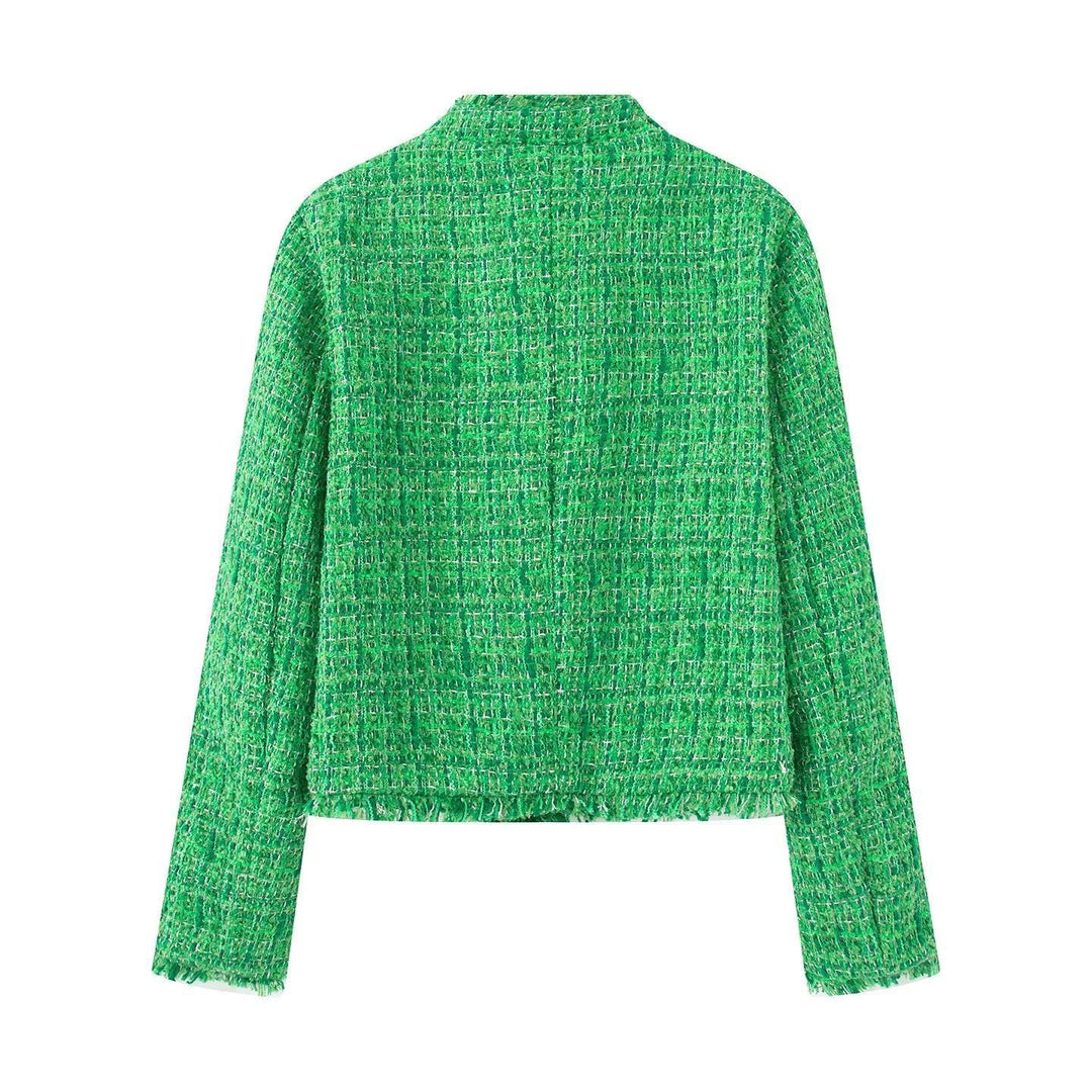 Dam kort bouclé tweed jacka med golden decorative knappar, påsydda fickor, och fringe kant