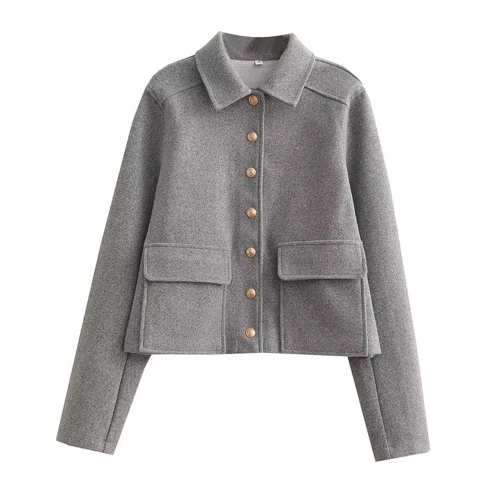 Dam kort ulljacka med gold button front, patch flap fickor, och figursydd silhuett