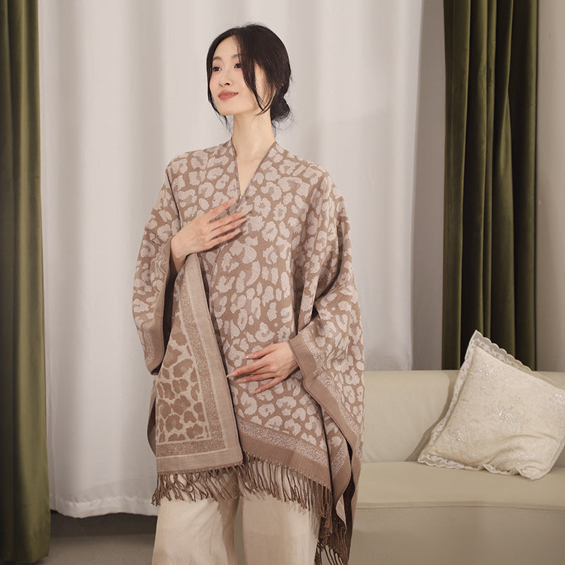 Dam Jacquard poncho med Leopard mönster, Fringes och Open oversized skärning