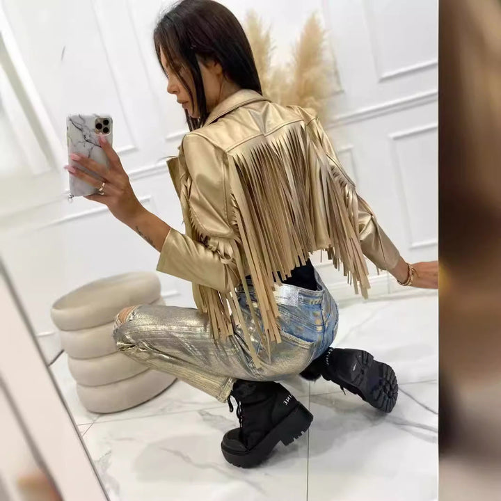 Dam kort jacka in biker stil med metallic look och lång läder fringes
