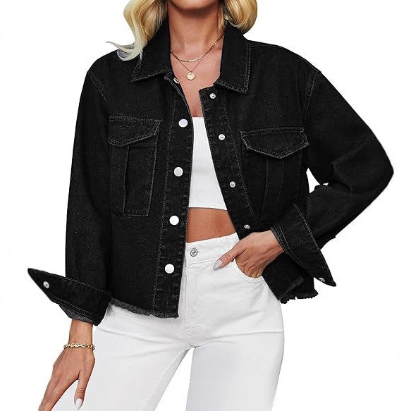 Dam kort oversize denimjacka med raw fåll och patch bröstfickor