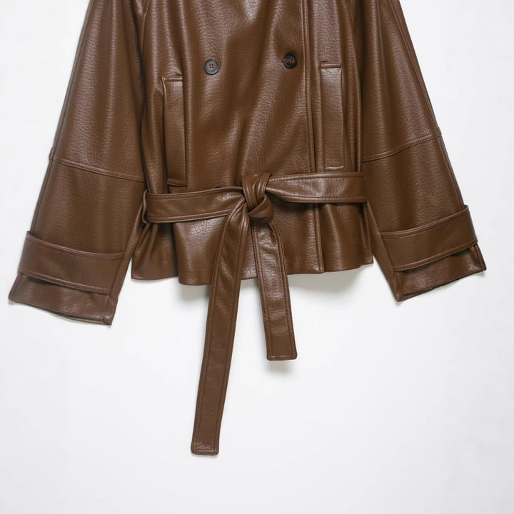 Dam läder trenchcoat med bälte, shoulder flaps och oversize krage