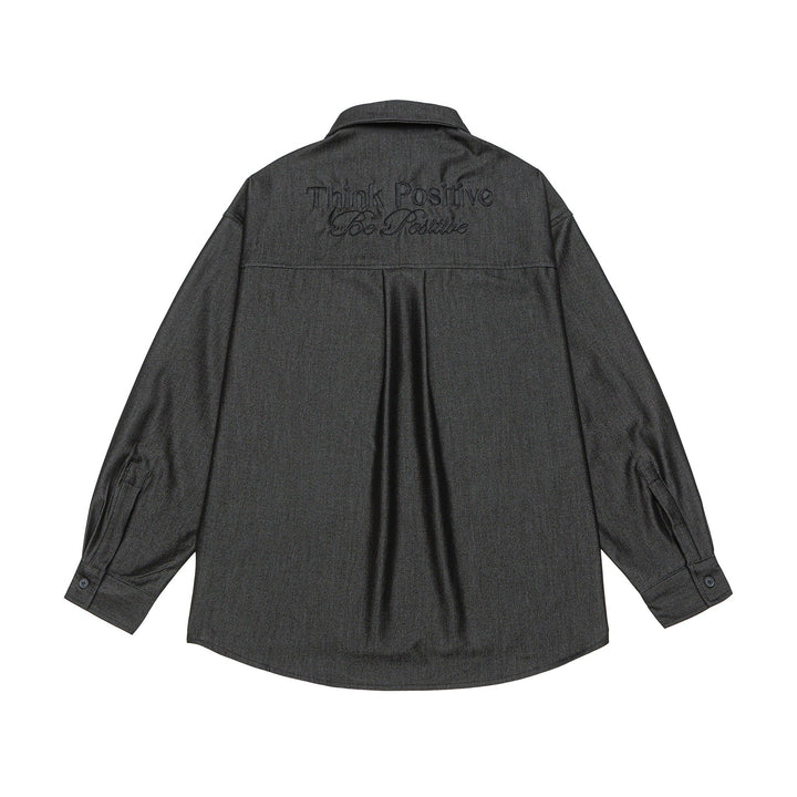 Herr overshirt tillverkad av kraftig twill kvalitet med dold knäppslå och bröstfickor
