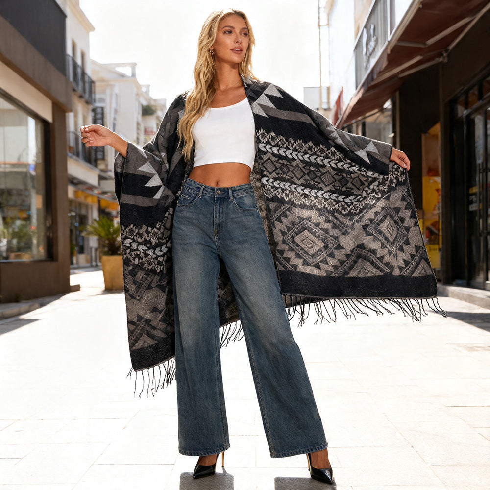 Dam Oversize Jacquard Cape i Ethno Jacquard med Fringing