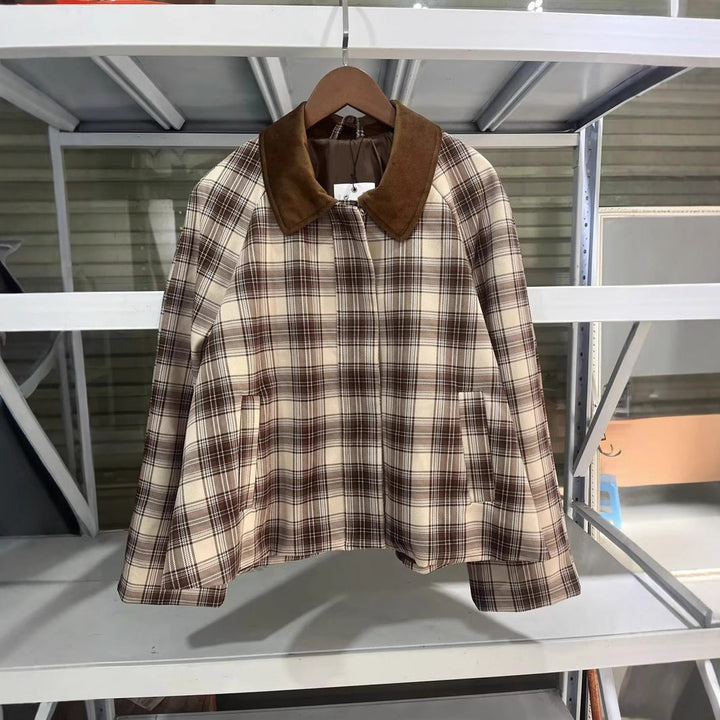 Dam rutig övergångsjacka med kontrasterande velvet krage, concealed front placket, och påsydda fickor