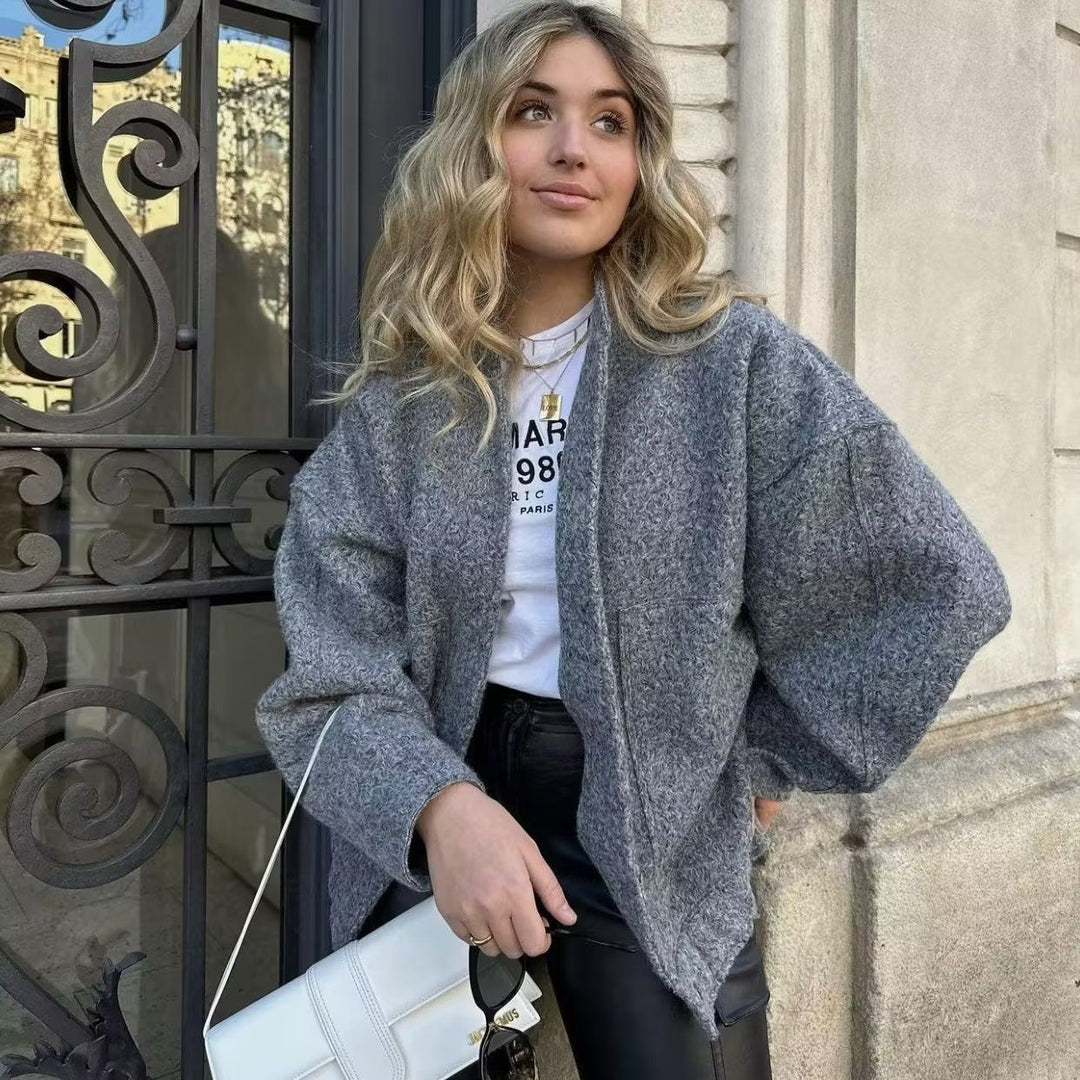Dam kort boxy jacka i ullblandning med kort ståkrage, concealed front placket och påsydda fickor
