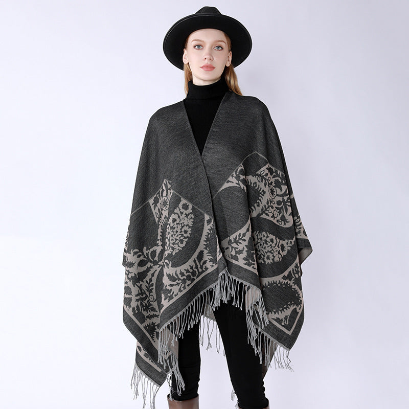 Dam Oversize Cloak poncho med Floral Medallion Jacquard och fransfåll