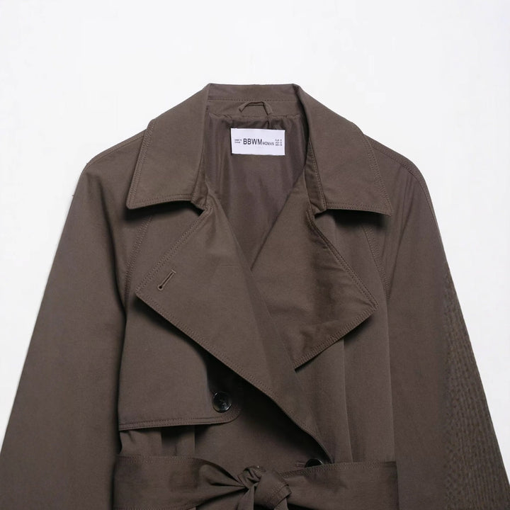 Dam 300+ Kort Kort Trench Jacka med Wide Lapels, Tie Belt, och Patch Fickor