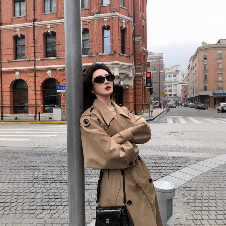 Dam modern Boxy trenchcoat med Distinctive Shoulder Feature och midjebälte