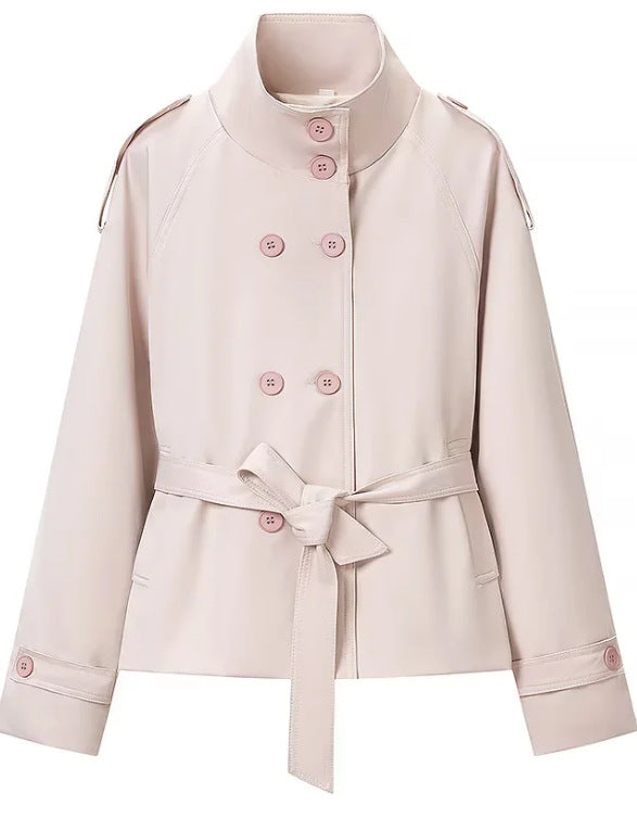 Dam Tailored Kort Trench med Stå Krage, Double-Breasted Knappar och Tie Belt