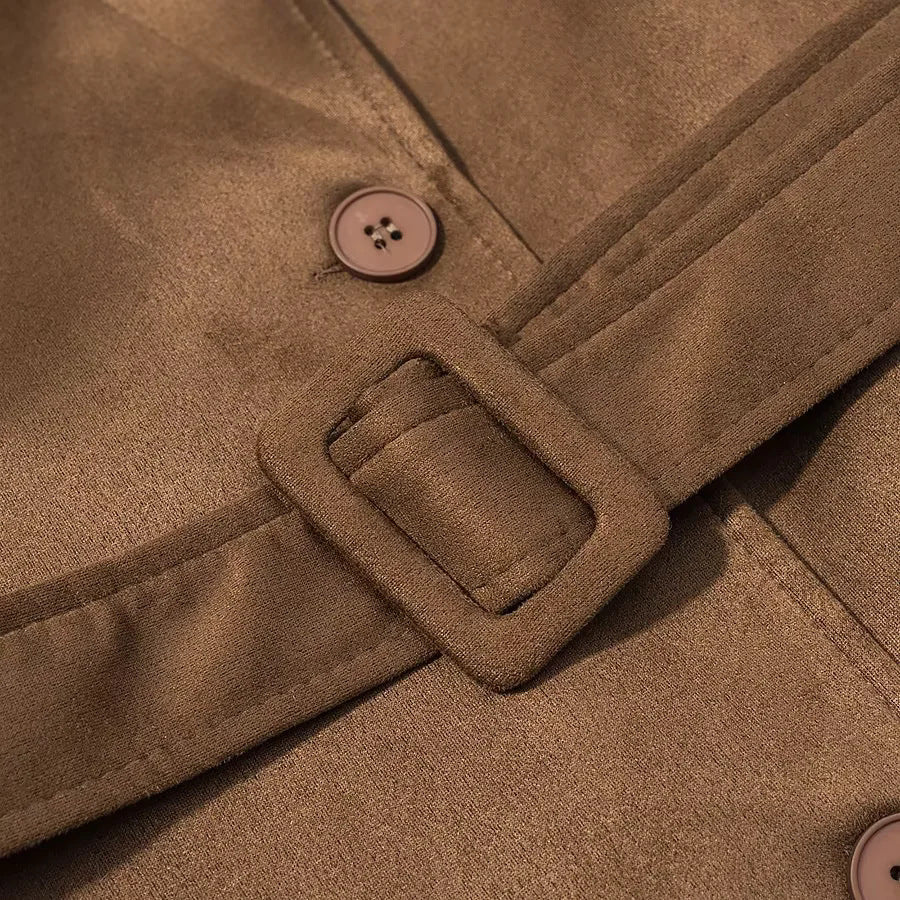 Dam lång trenchcoat med double-breasted front, midjebälte, epaulettes, och cuff detail