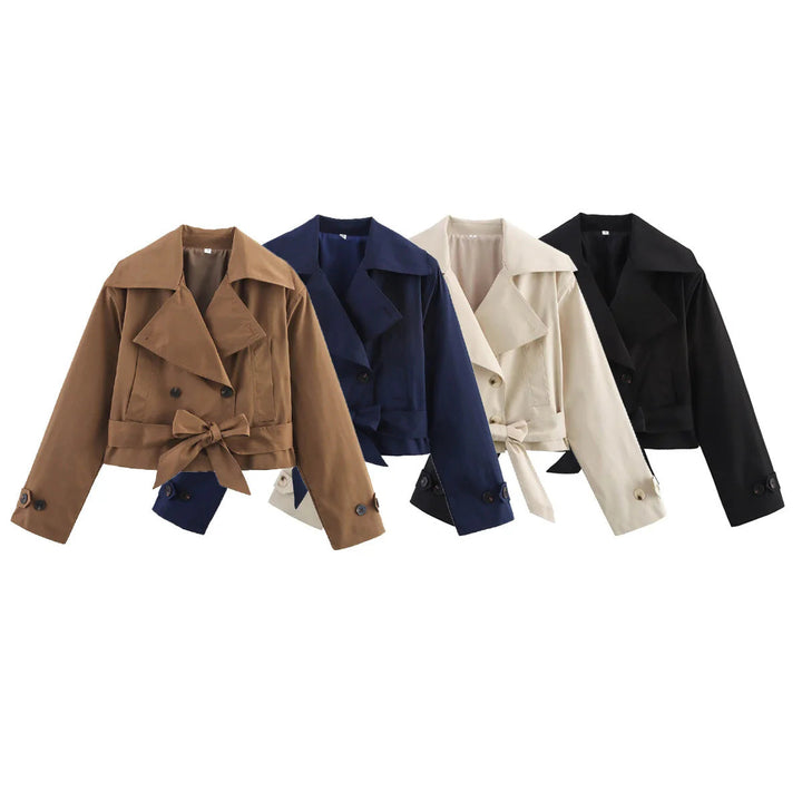 Dam kort waist trenchcoat med double-breasted knäppning, bred sjalkrage, och figure-flattering tie bälte