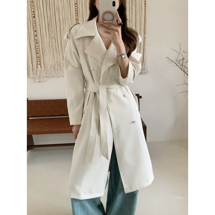 Dam mid-length trenchcoat med oversize shoulders och mother-av-pearl knappar