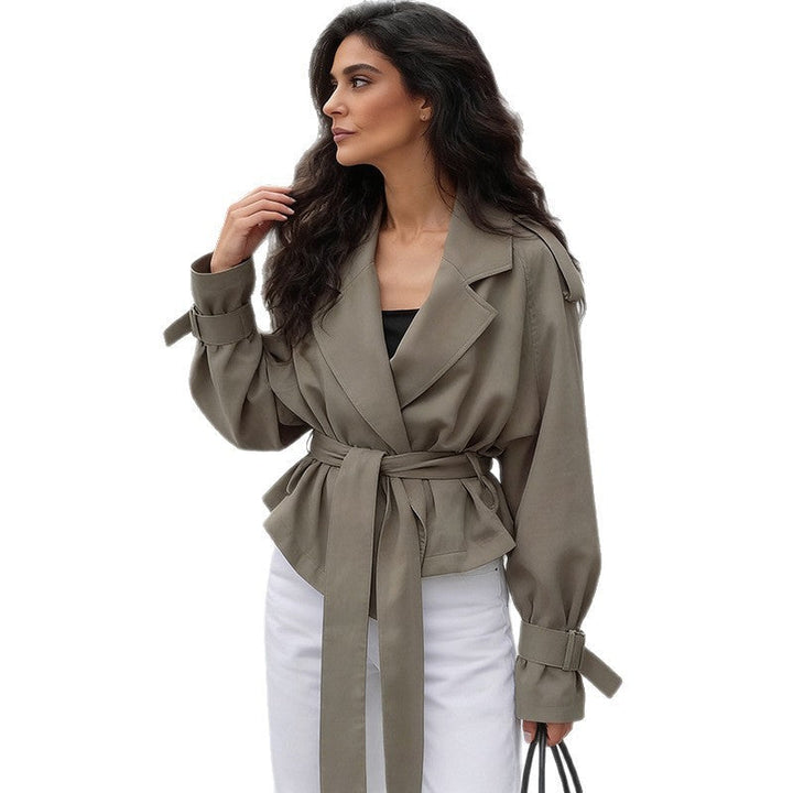 Dam lätt kort trenchcoat med vid Lapels, lång Ties och justerbar muddar