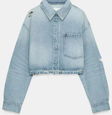 Dam Kort Denimjacka i Boxig Skärning med Frayed Nederkant och Patch Chest Ficka