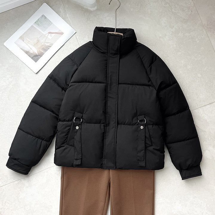 Dam kort quiltad vadderad jacka med high ståkrage, concealed front flap och D-ring pocket application