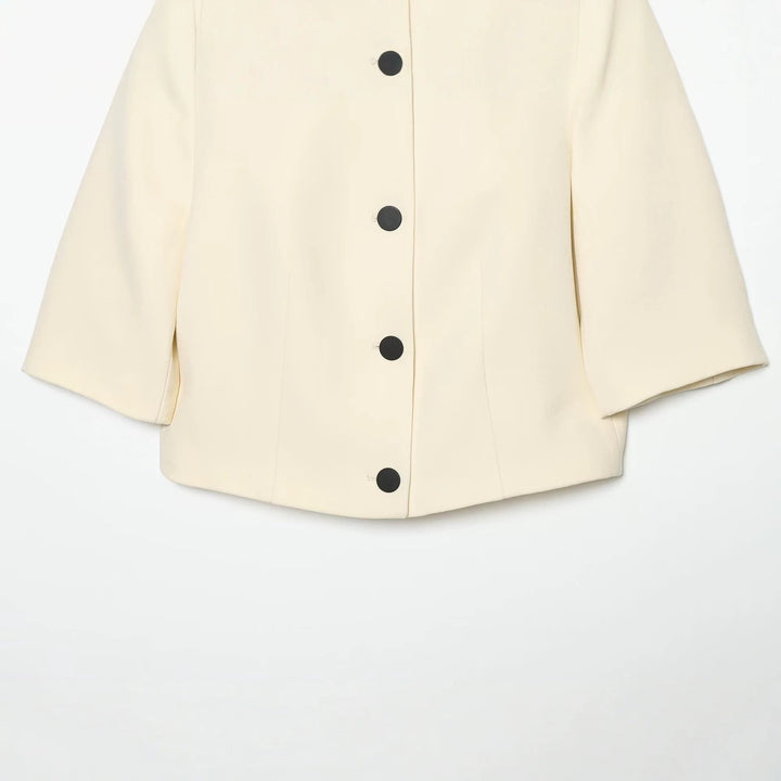 Dam Kort Jacka med Round Neckline, Boxig Silhuett, och Stora Dekorativ Knappar