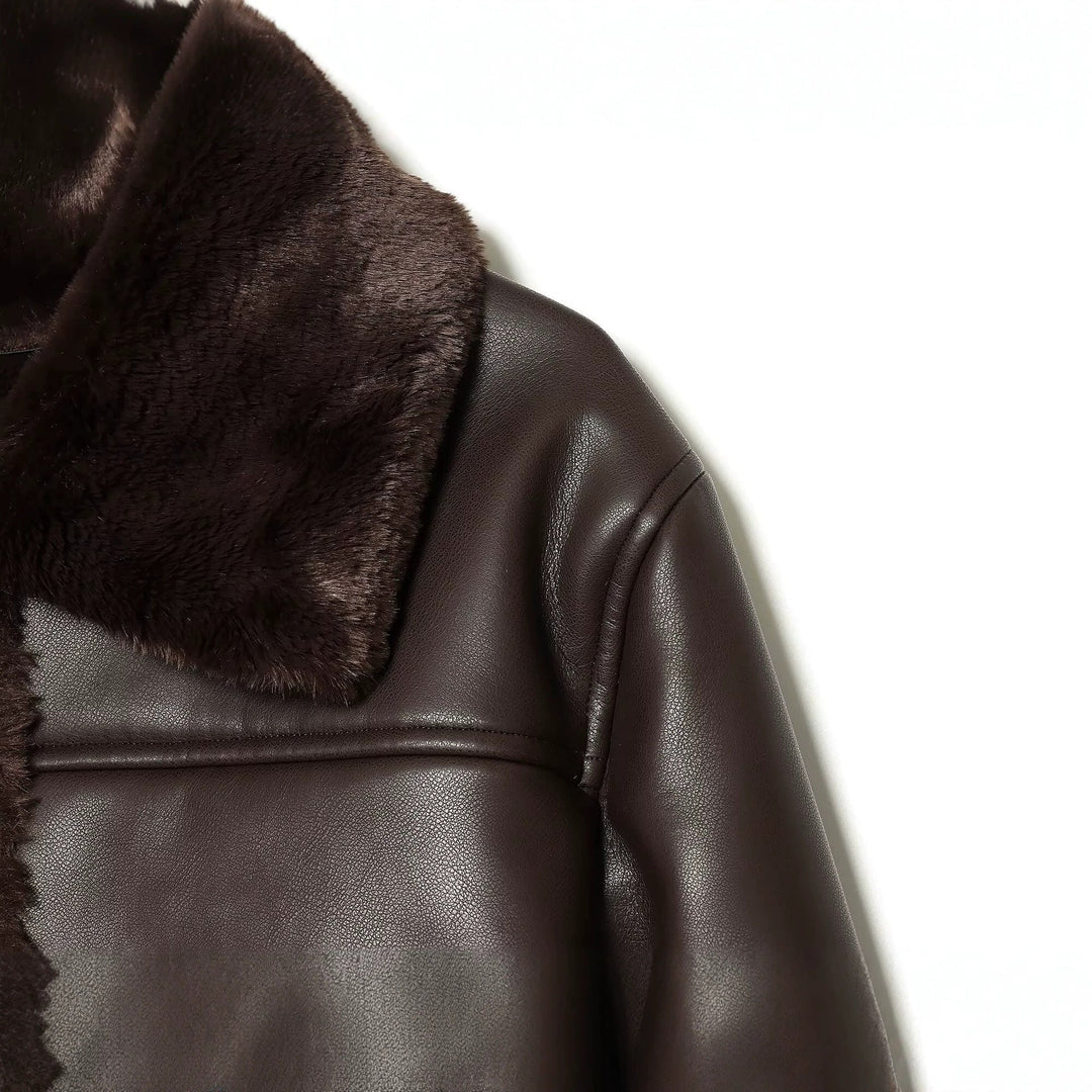Dam kort jacka in lambskin look med fur krage, utanpåfickor och knappslå