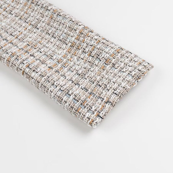 Dam kort jacka gjord bouclé tweed med a round neckline och dekorativ guldknappar