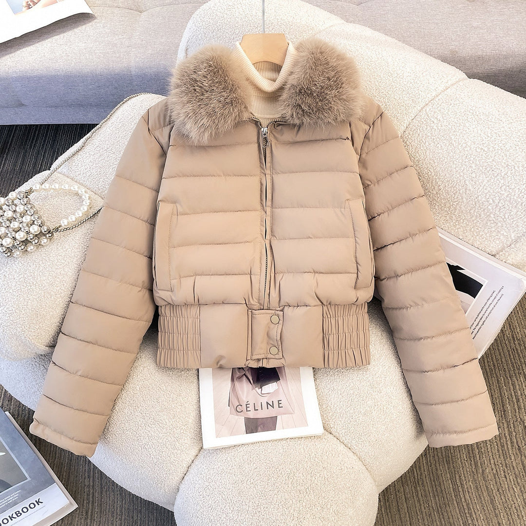Dam kort kviltad bomber jacka med removable fur krage och figurnära ribbed waistband