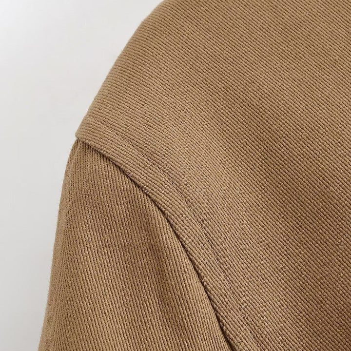 Dam Kort Bikerjacka Tillverkad av Suede Imitation med Studded Accents och Stå Krage