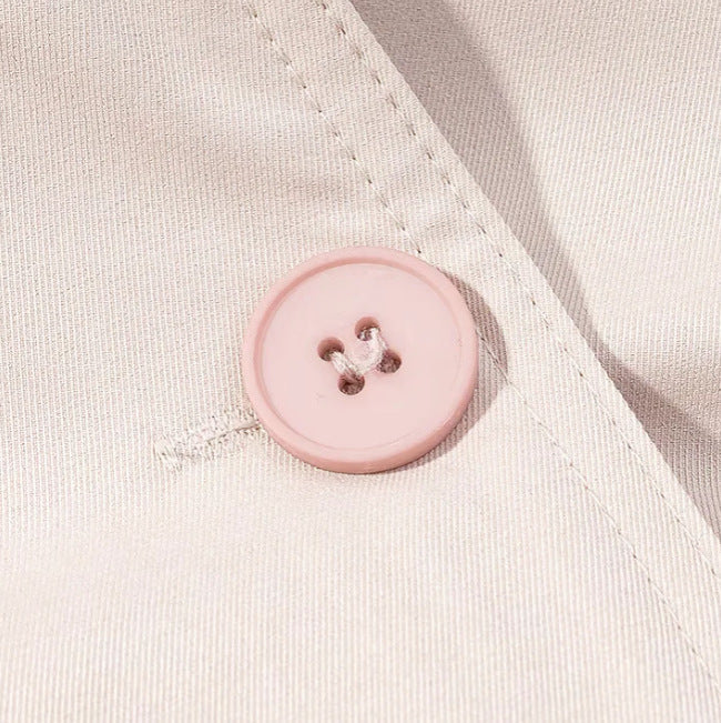 Dam Tailored Kort Trench med Stå Krage, Double-Breasted Knappar och Tie Belt