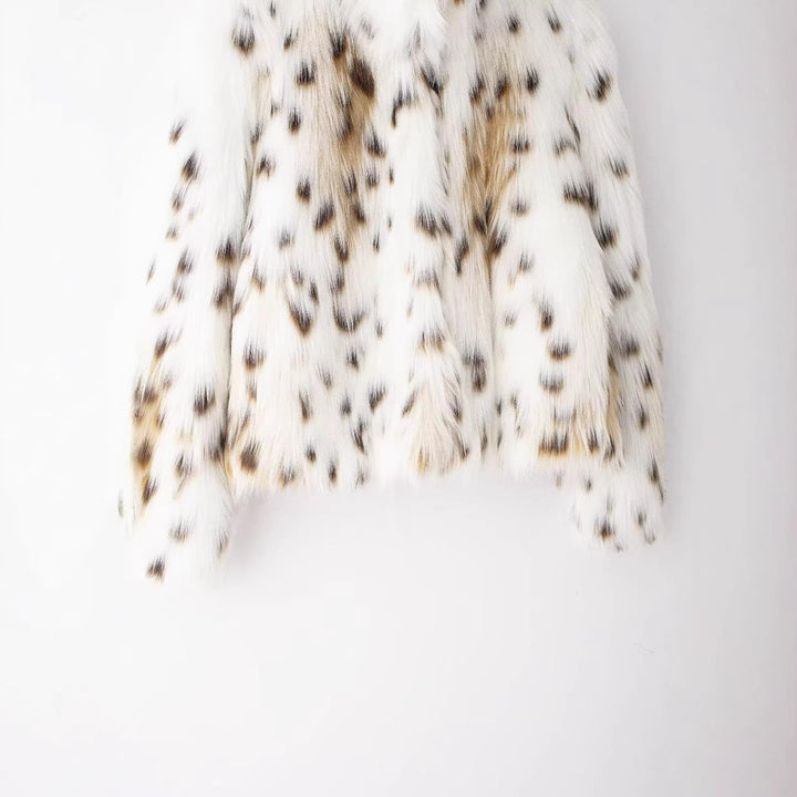 Dam kort kviltad Faux Fur jacka med Leopard Spot mönster och ståkrage