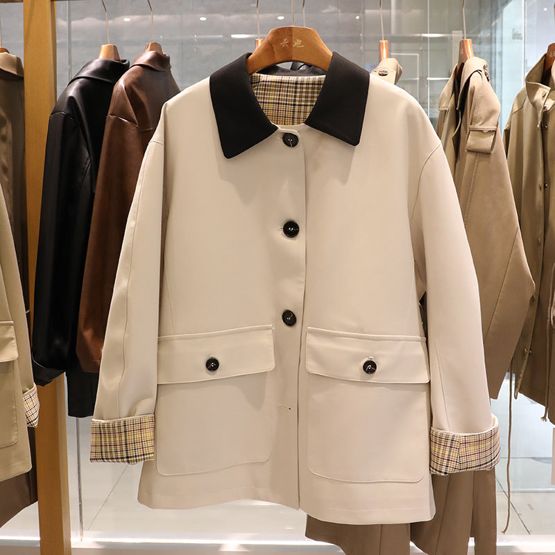 Dam kort trenchcoat med kontrasterande slagkrage och Checked foder