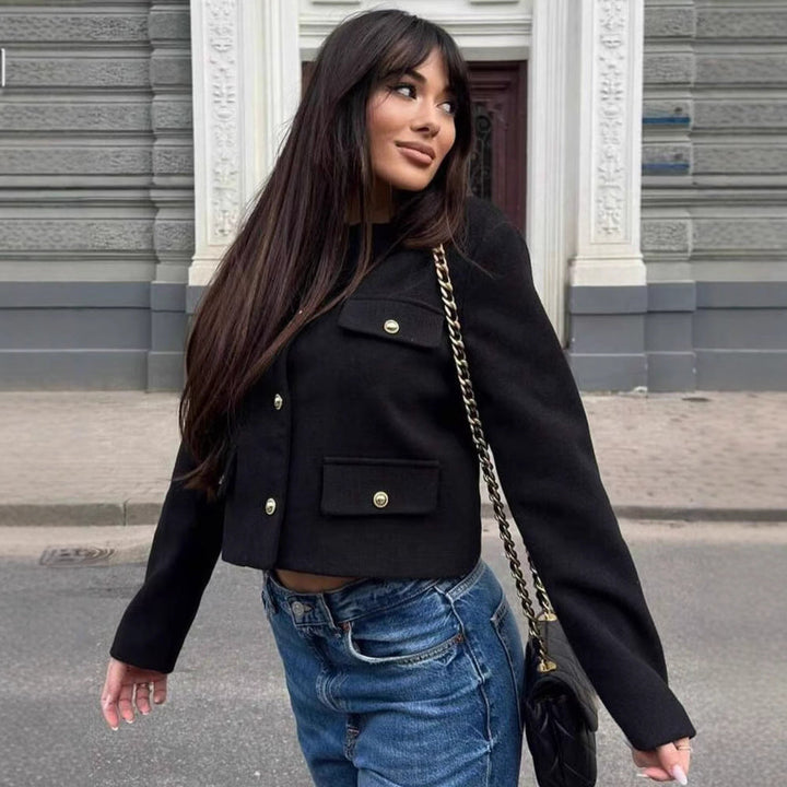Dam kort Boucle blazer jacka med Round Neck, dekorativ ficka Flaps, och Gold-Colored knappar