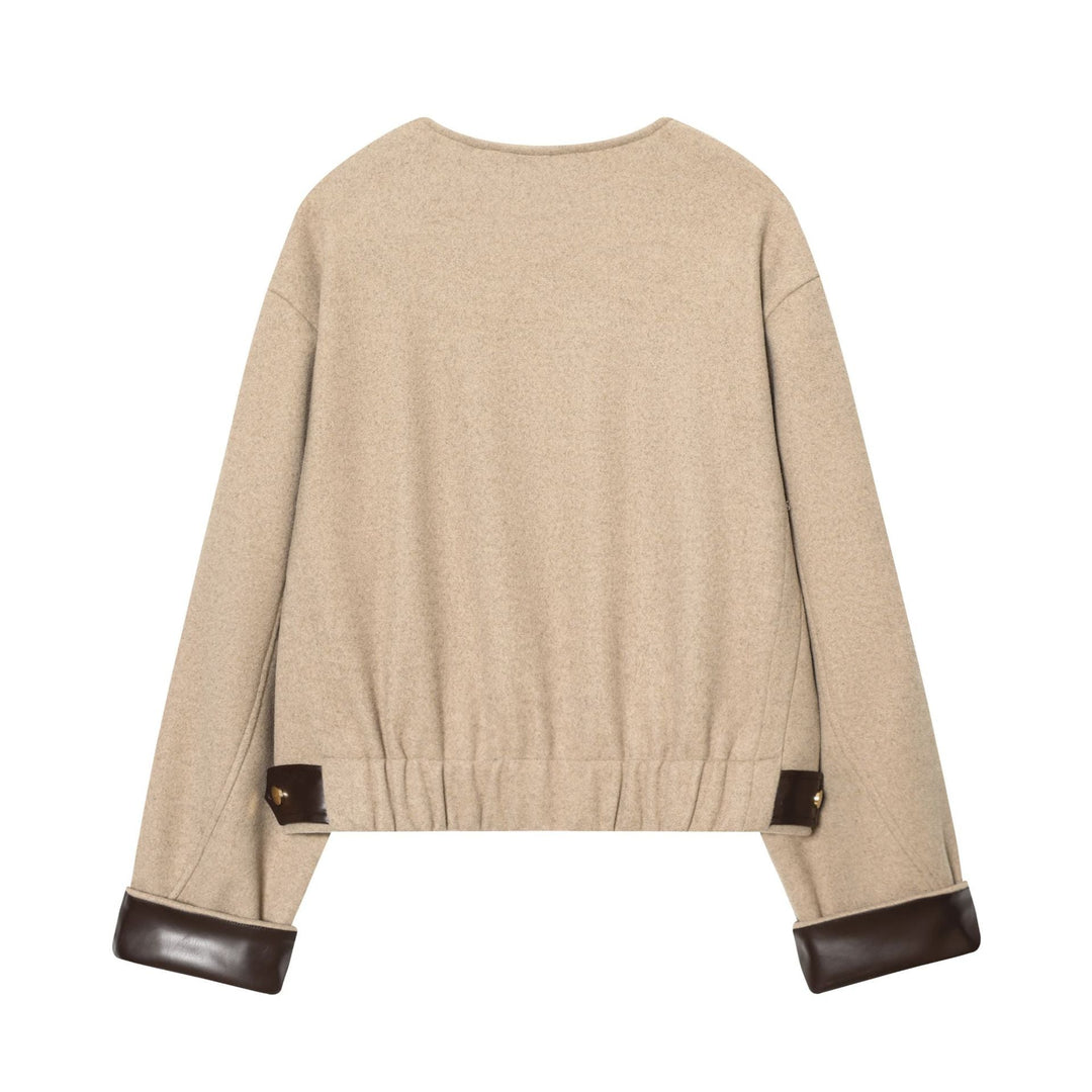 Dam kort ullblandning blouson med rund hals, gold-colored dragkedja, och läder kant på cuffs