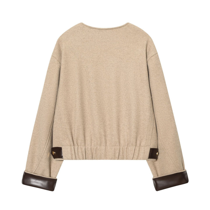 Dam kort ullblandning blouson med rund hals, gold-colored dragkedja, och läder kant på cuffs