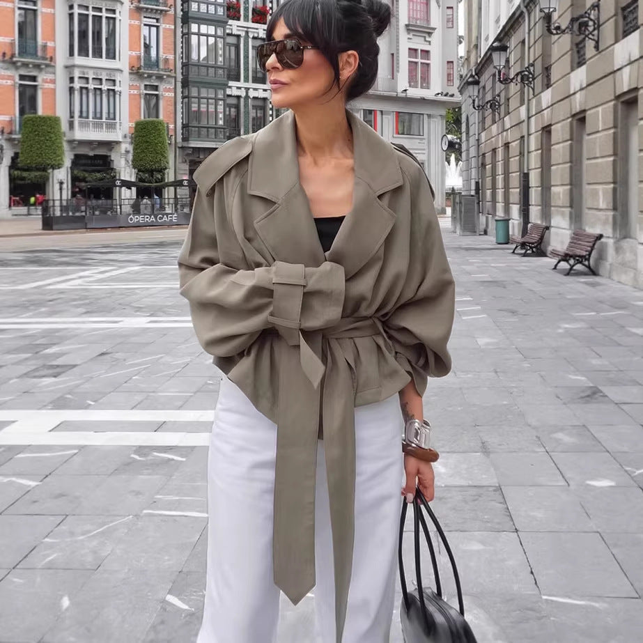 Dam lätt kort trenchcoat med vid Lapels, lång Ties och justerbar muddar
