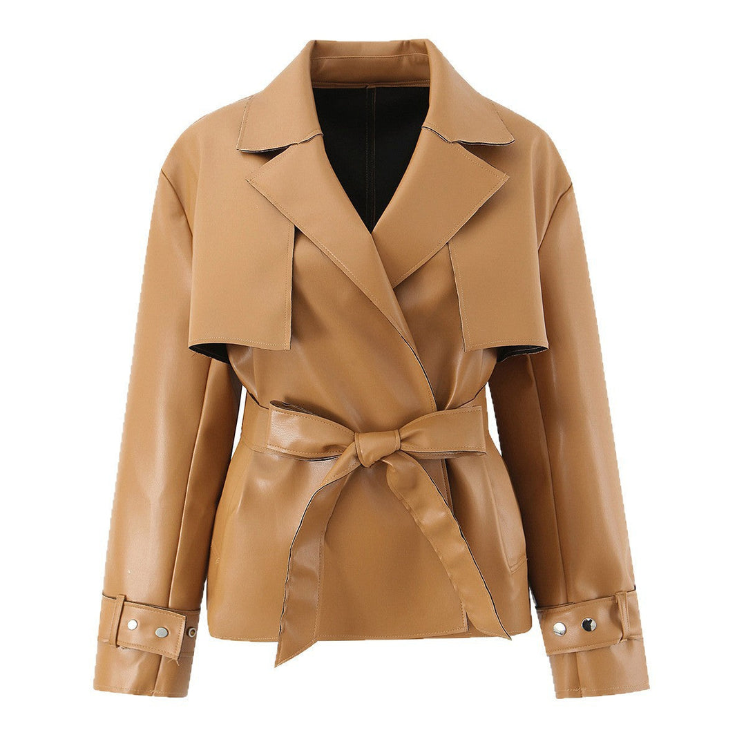 Dam Kort Tailored Faux Läder Trench Stil Jacka med Belt och Cape Detail