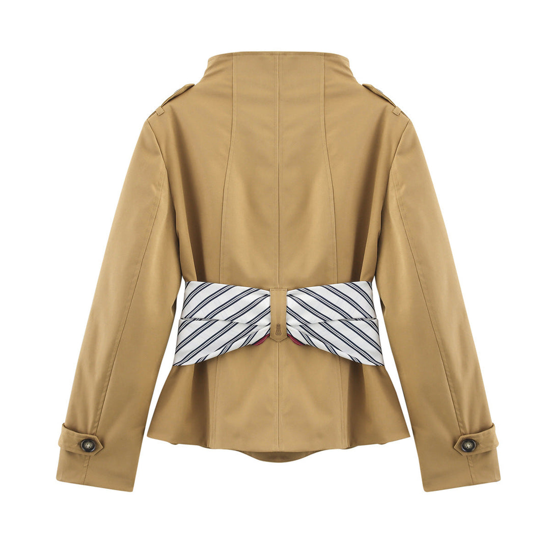 Dam kort figursydd double-breasted trench med ståkrage och silk scarf bälte