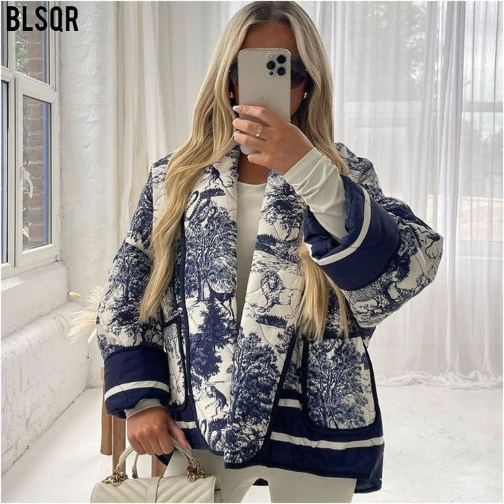 Dam Quiltad Jacka i Kimono Stil med Toile-De-Jouy Animal Tryck, Shawl Krage, och Contrasting Patch Fickor