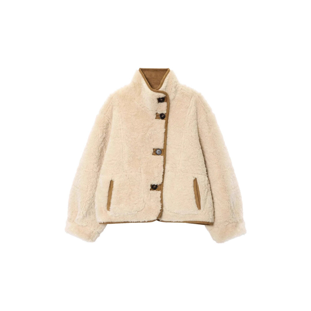 Dam kort jacka in lambskin look med ståkrage, utanpåfickor, och knappslå