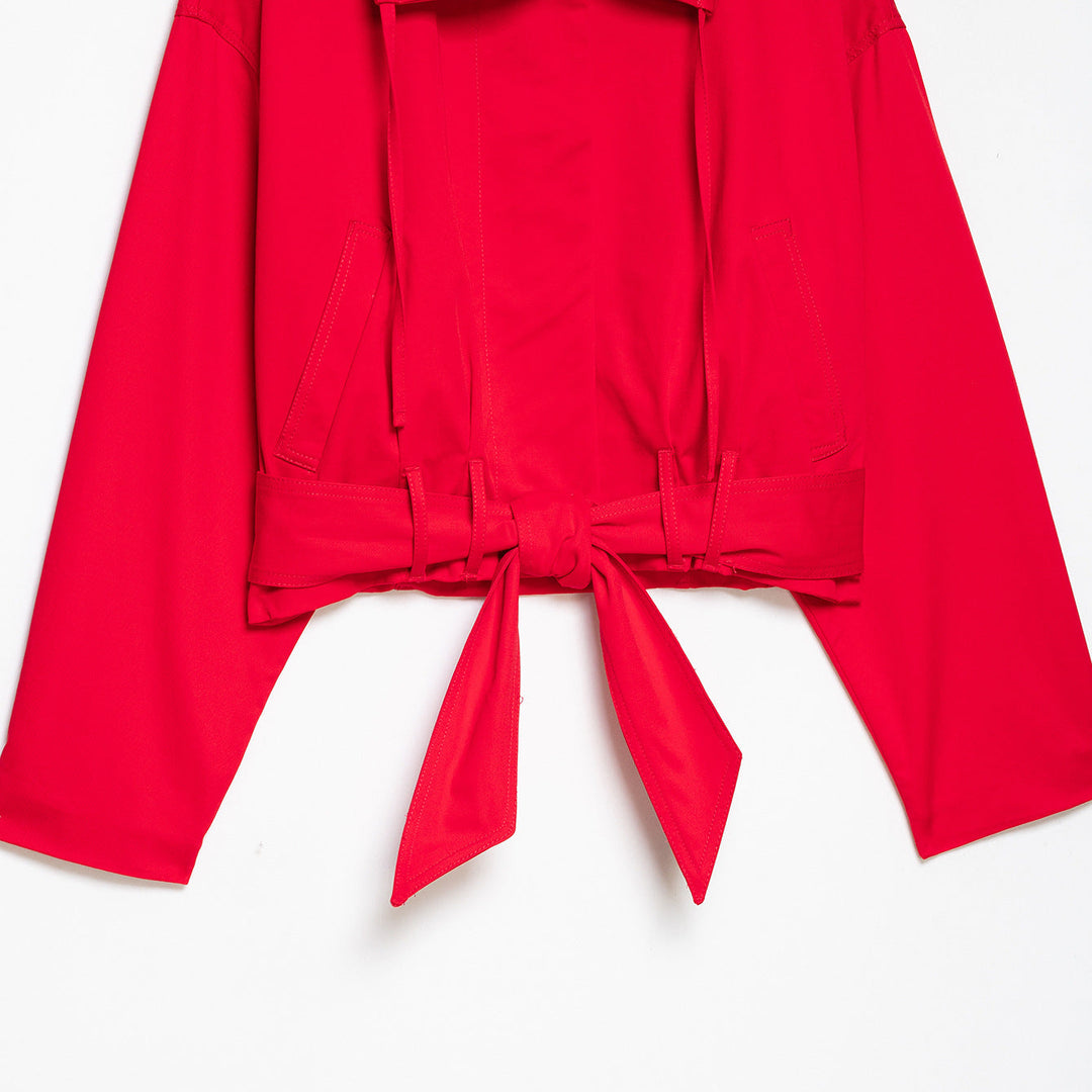 Dam Kort Övergångsjacka med Drawstring Waist, Wide Skjort Krage och Tie Belt