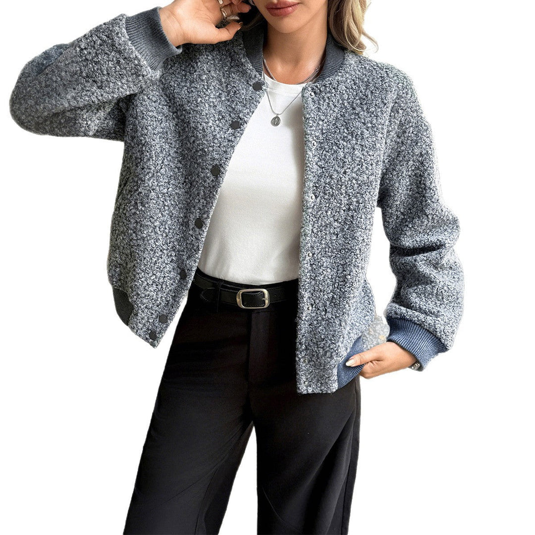 Dam kort satin trenchcoat med double-breasted knäppning, påsydda fickor, och buttoned ärm cuffs