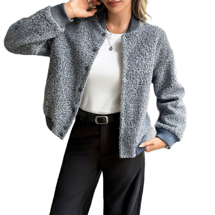 Dam kort satin trenchcoat med double-breasted knäppning, påsydda fickor, och buttoned ärm cuffs