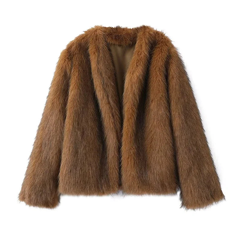 Dam lyxig kort jacka tillverkad av vegan faux fur med open sjalkrage och slight waist detailing