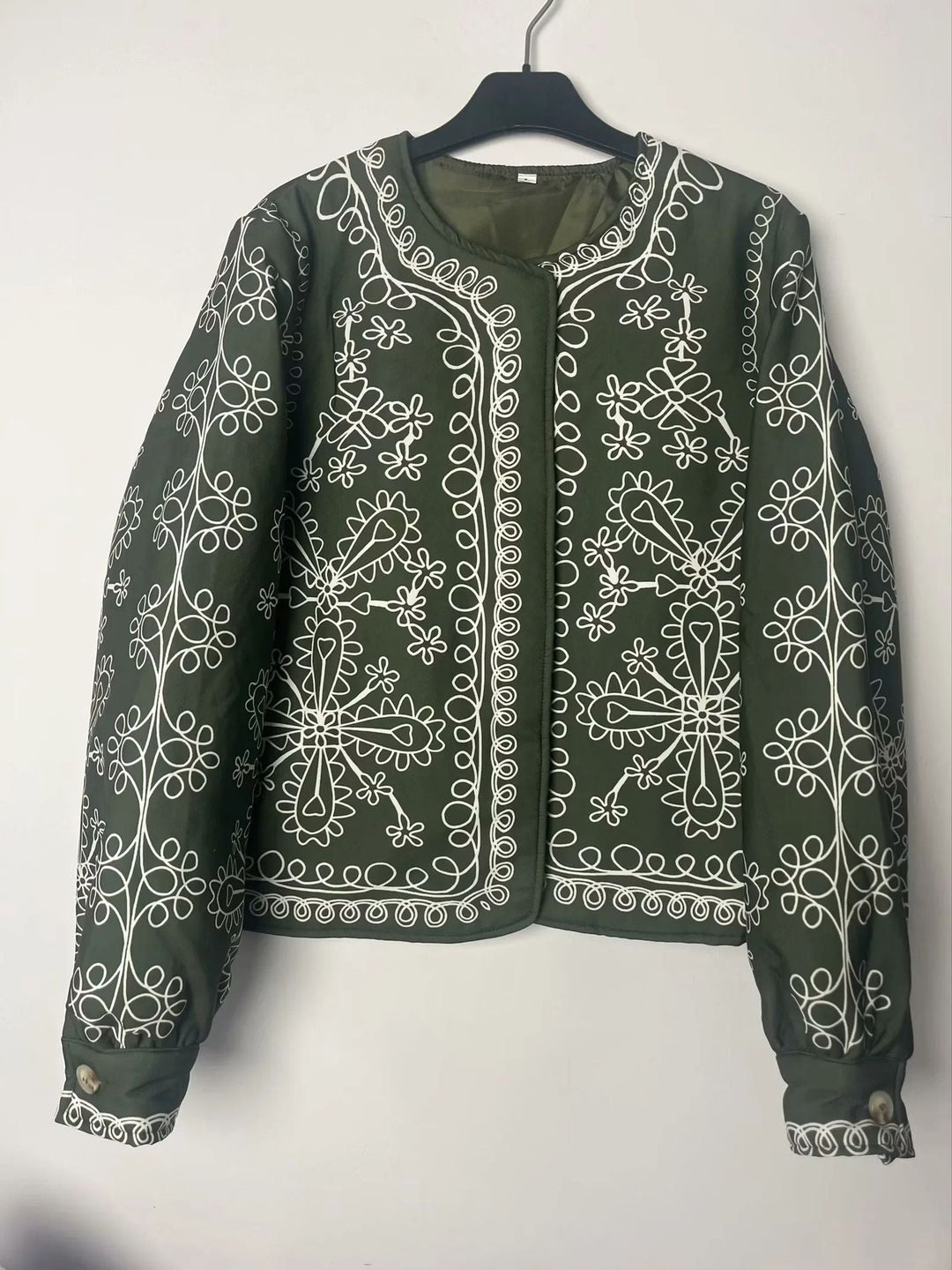 Dam non-quiltad kort jacka i ornamental bandana tryck med round neckline och decorative piping
