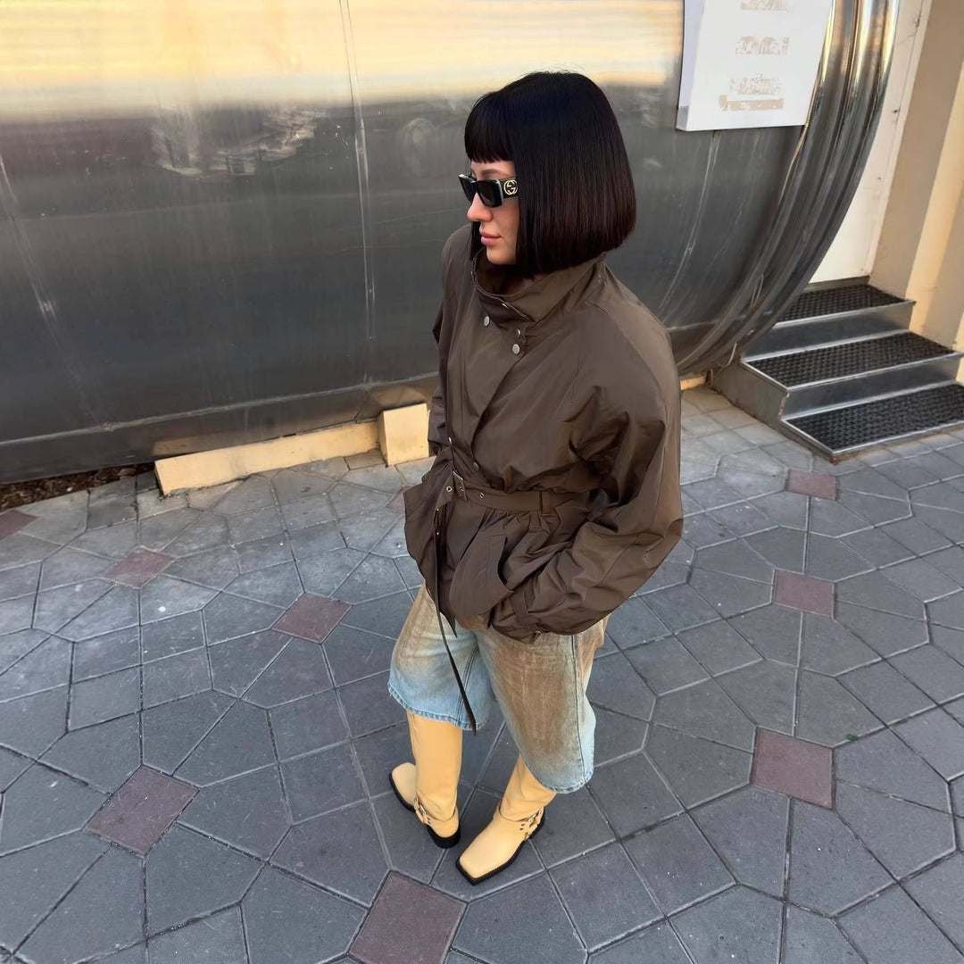 Dam Kort Tailored Trenchcoat med Stå Krage och Tie Belt