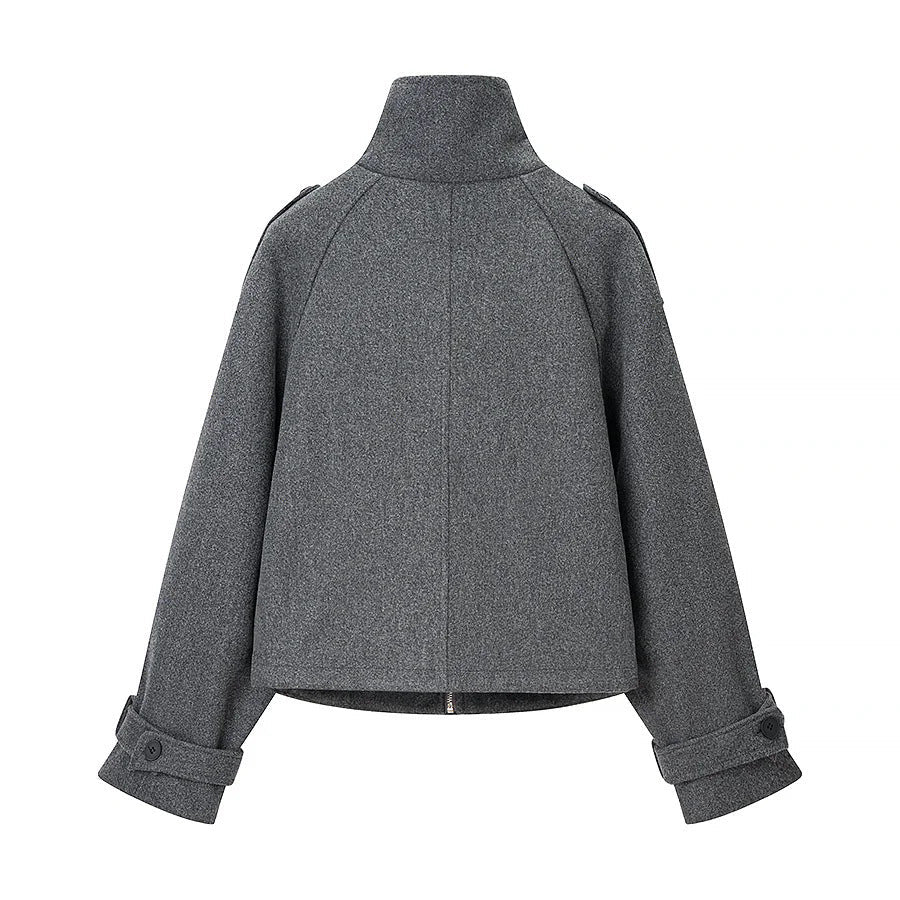 Dam kort boxy jacka i ullblandning med high ståkrage, axel patches och adjustable buckle cuffs