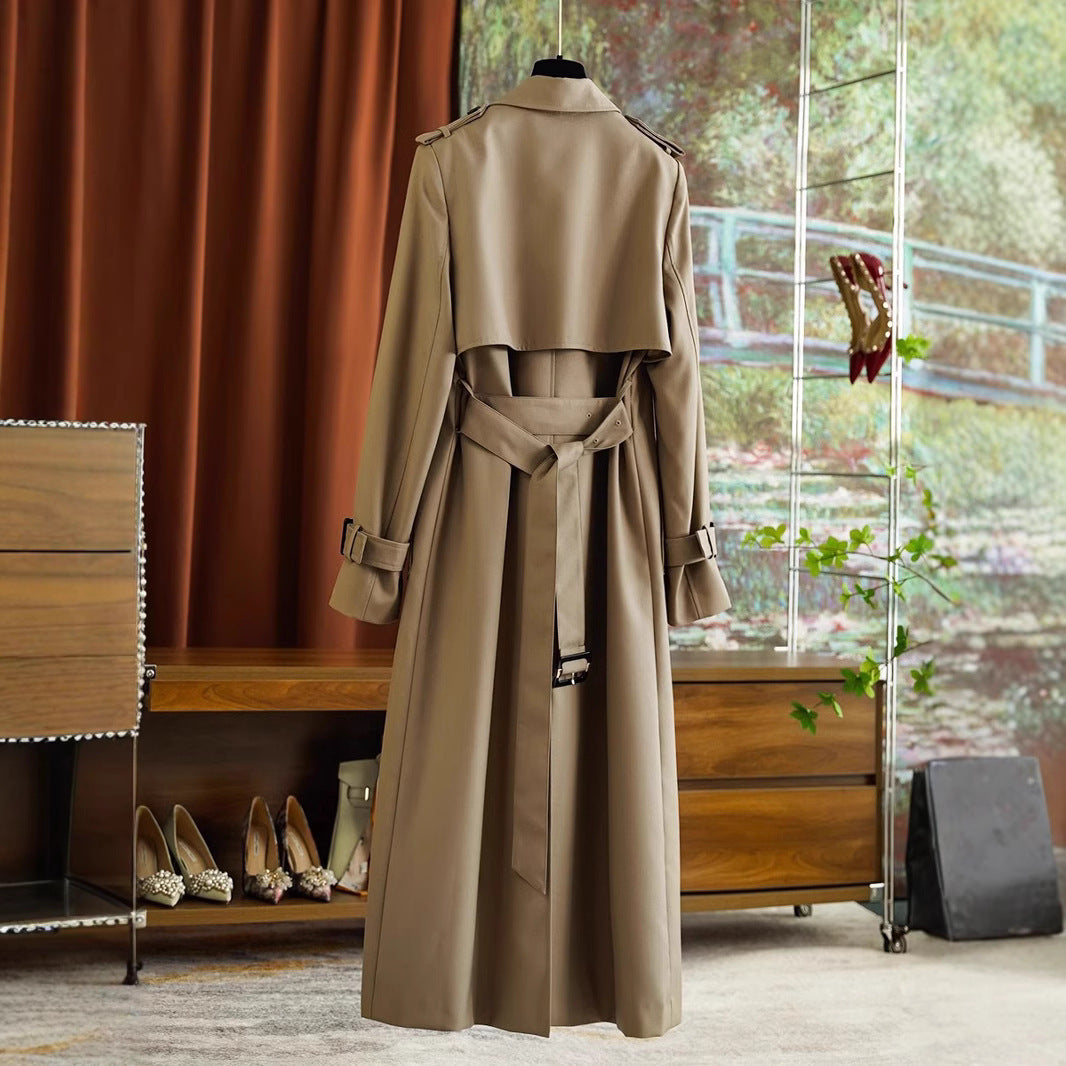 Dam elegant och modern trenchcoat