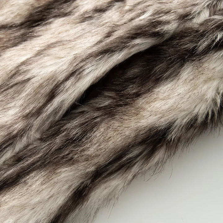 Dam cropped faux fur bolero med voluminous sjalkrage och värmande innerfoder