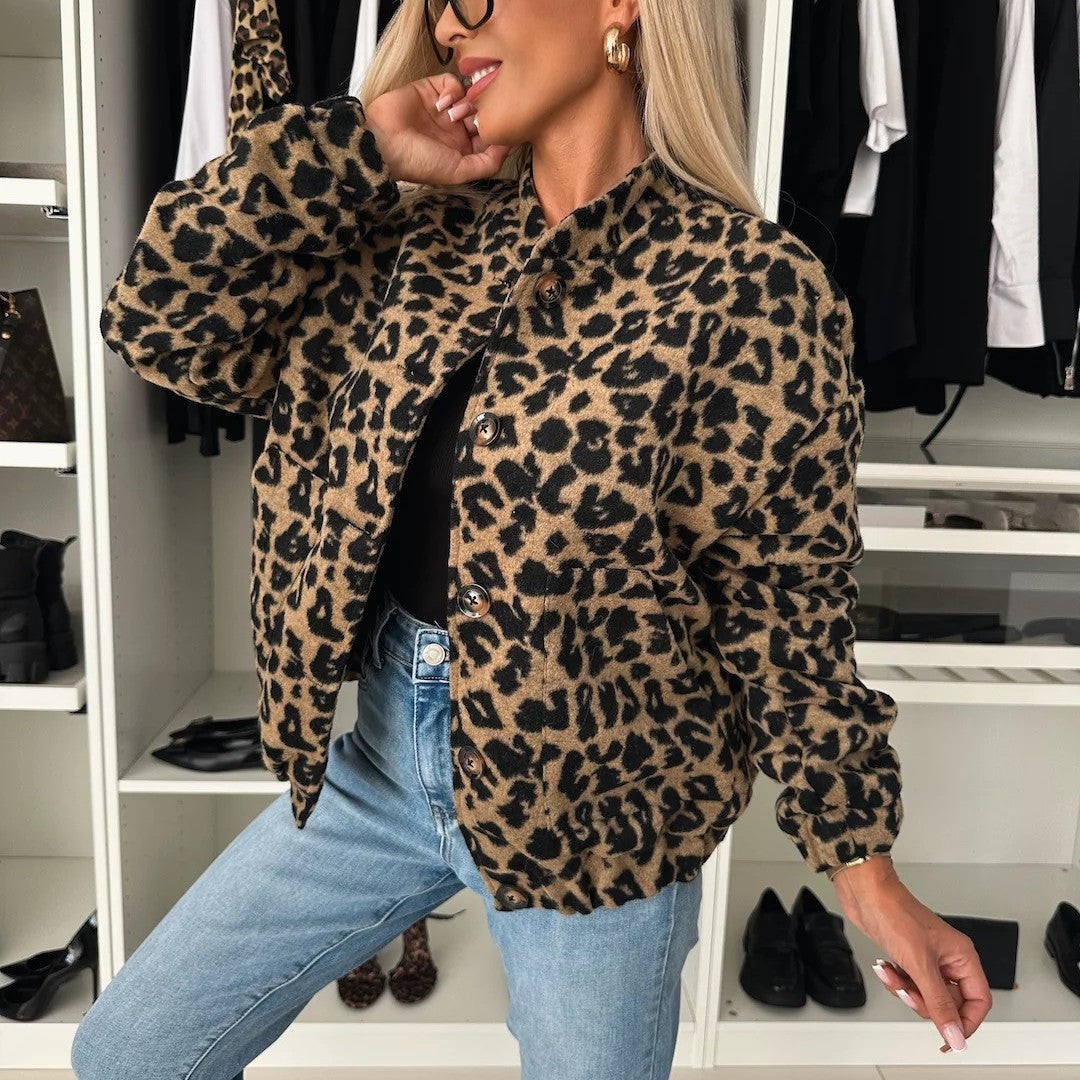 Dam kort jacka in leopard tryck med ståkrage, knappslå, och elastic fåll