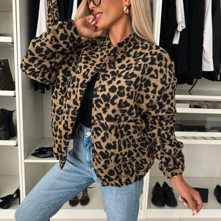 Dam kort jacka in leopard tryck med ståkrage, knappslå, och elastic fåll