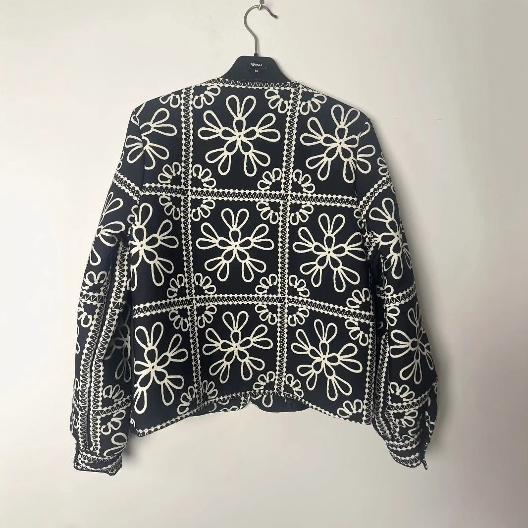 Dam non-quiltad kort jacka i ornamental bandana tryck med round neckline och decorative piping